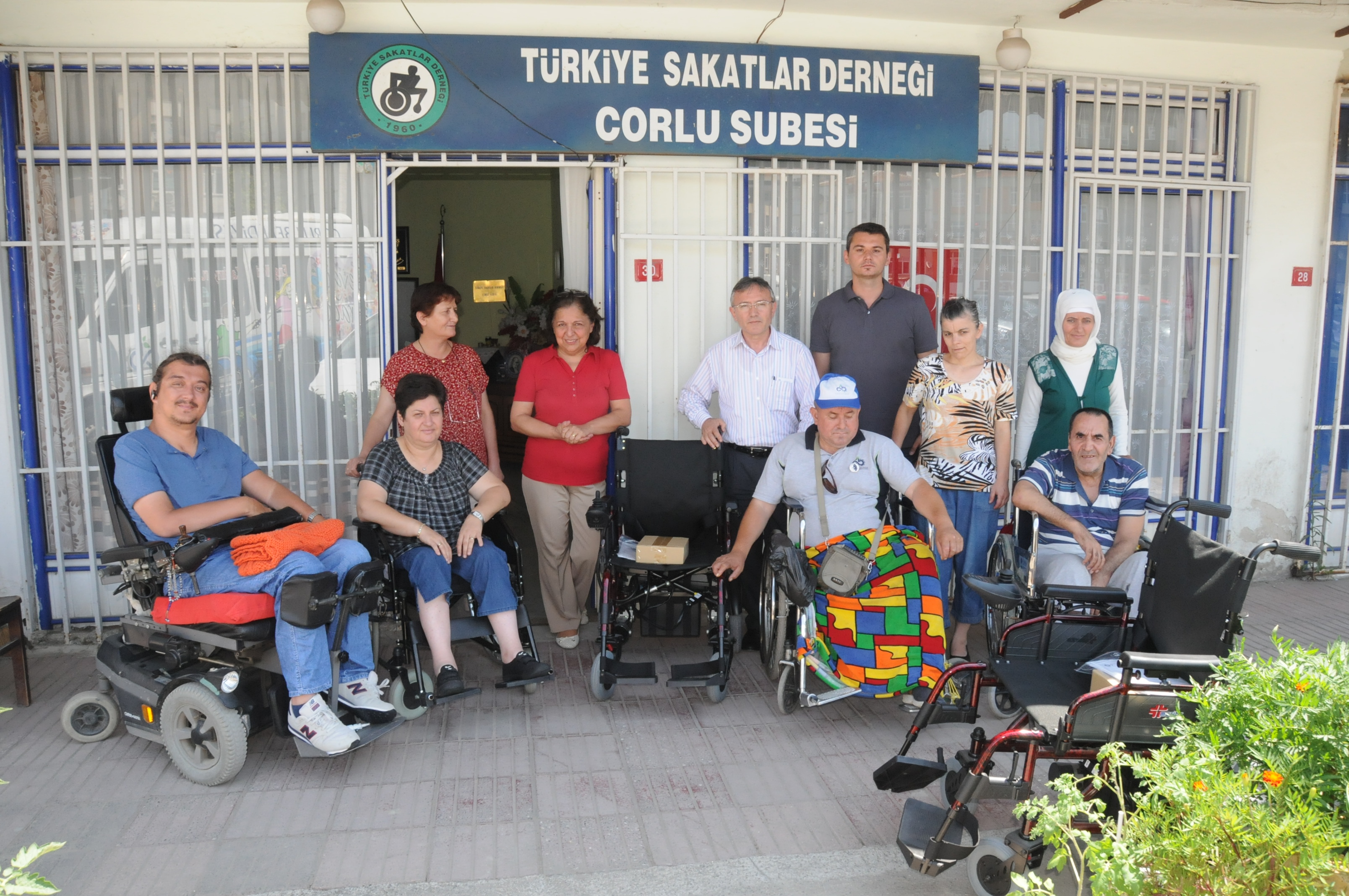 Engellilere Akl Araba ve Tekerlekli Sandalye Hibe Edildi