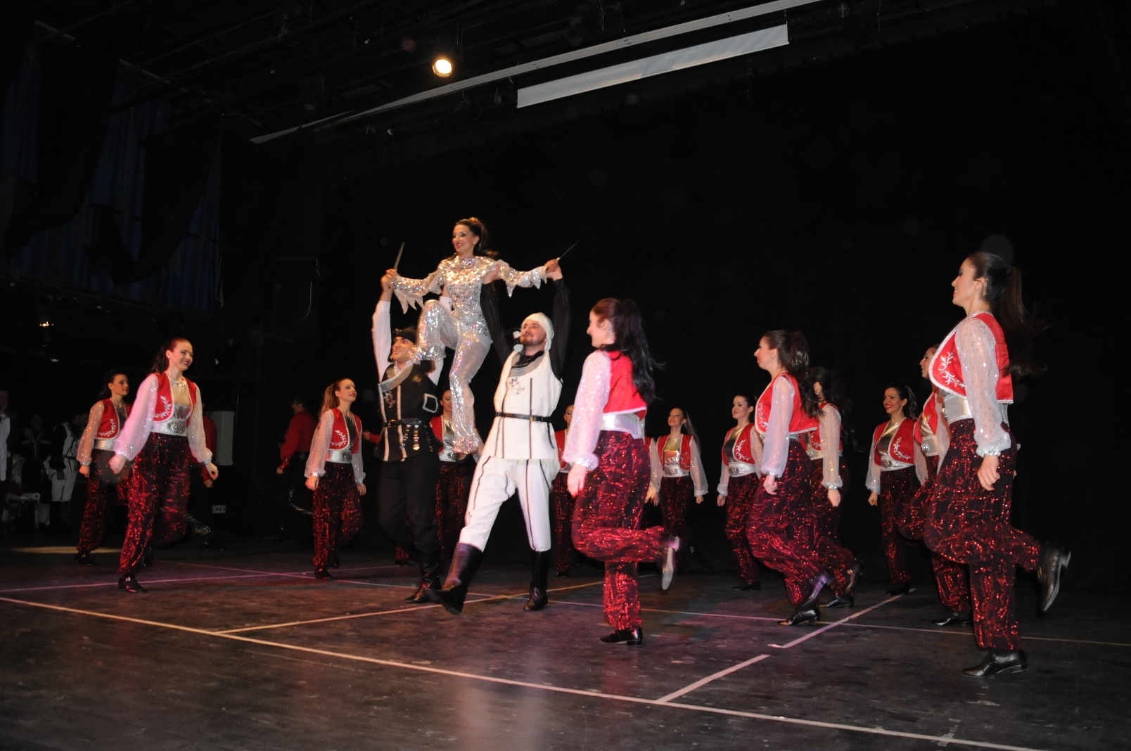 Halk Danslar� Toplulu�u�ndan Muhte�em G�steri