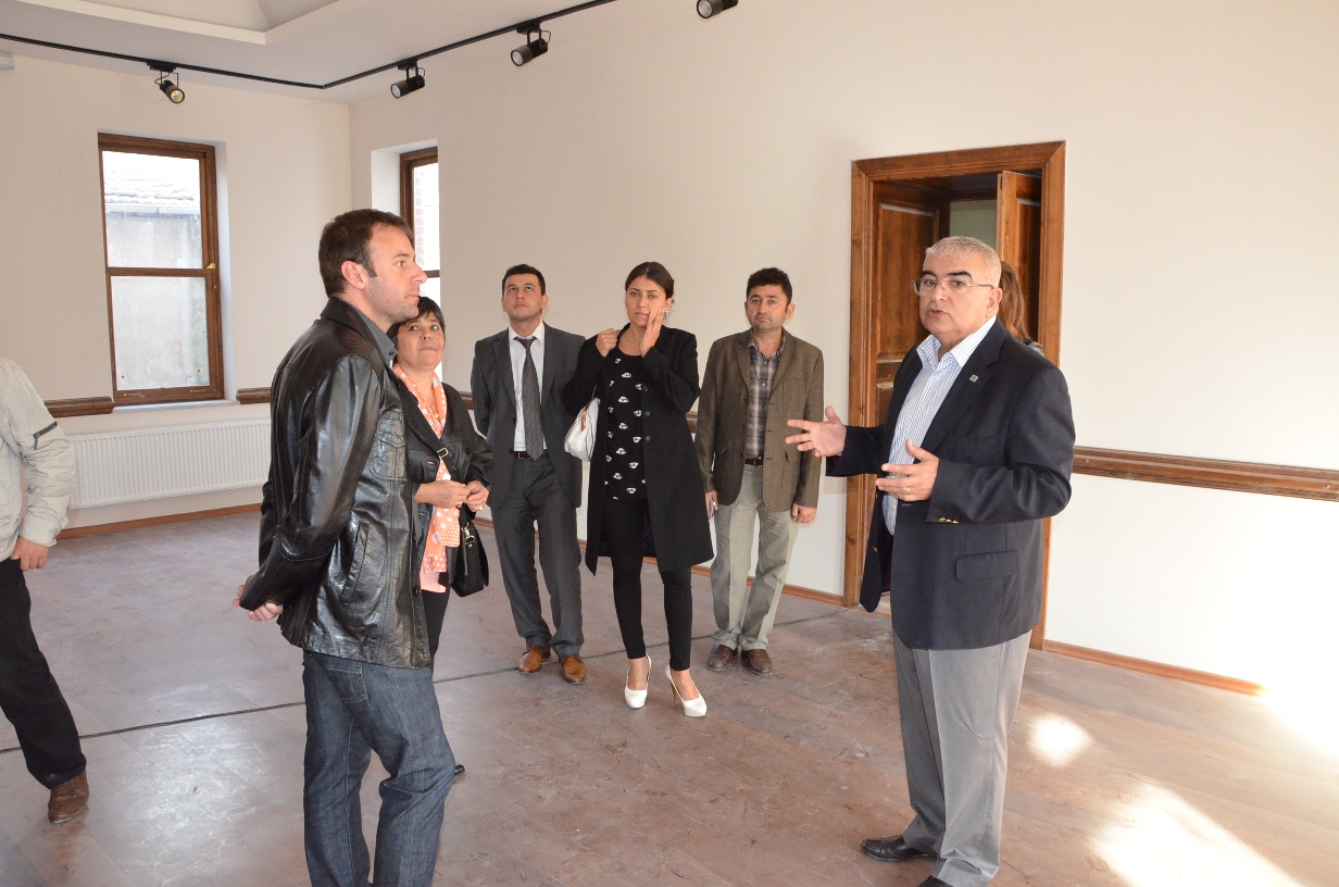 Tarihi Belediye Binas��n�n �evre D�zenlemesi Yap�l�yor