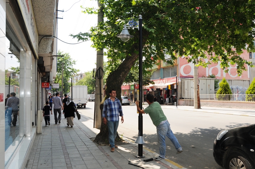 Belediyemiz Aydnlatma Direkleri Kuruyor