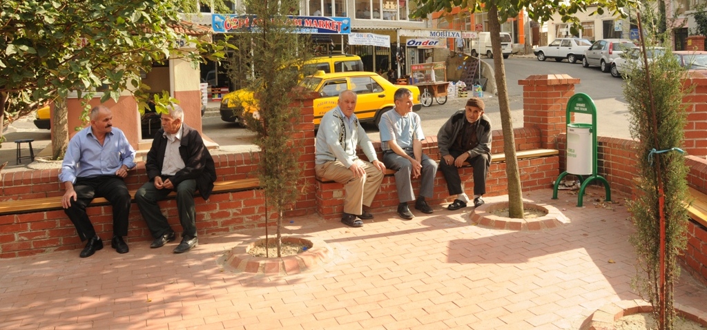 Per�embe Pazar� Park�nda Yeni Oturma Yerleri