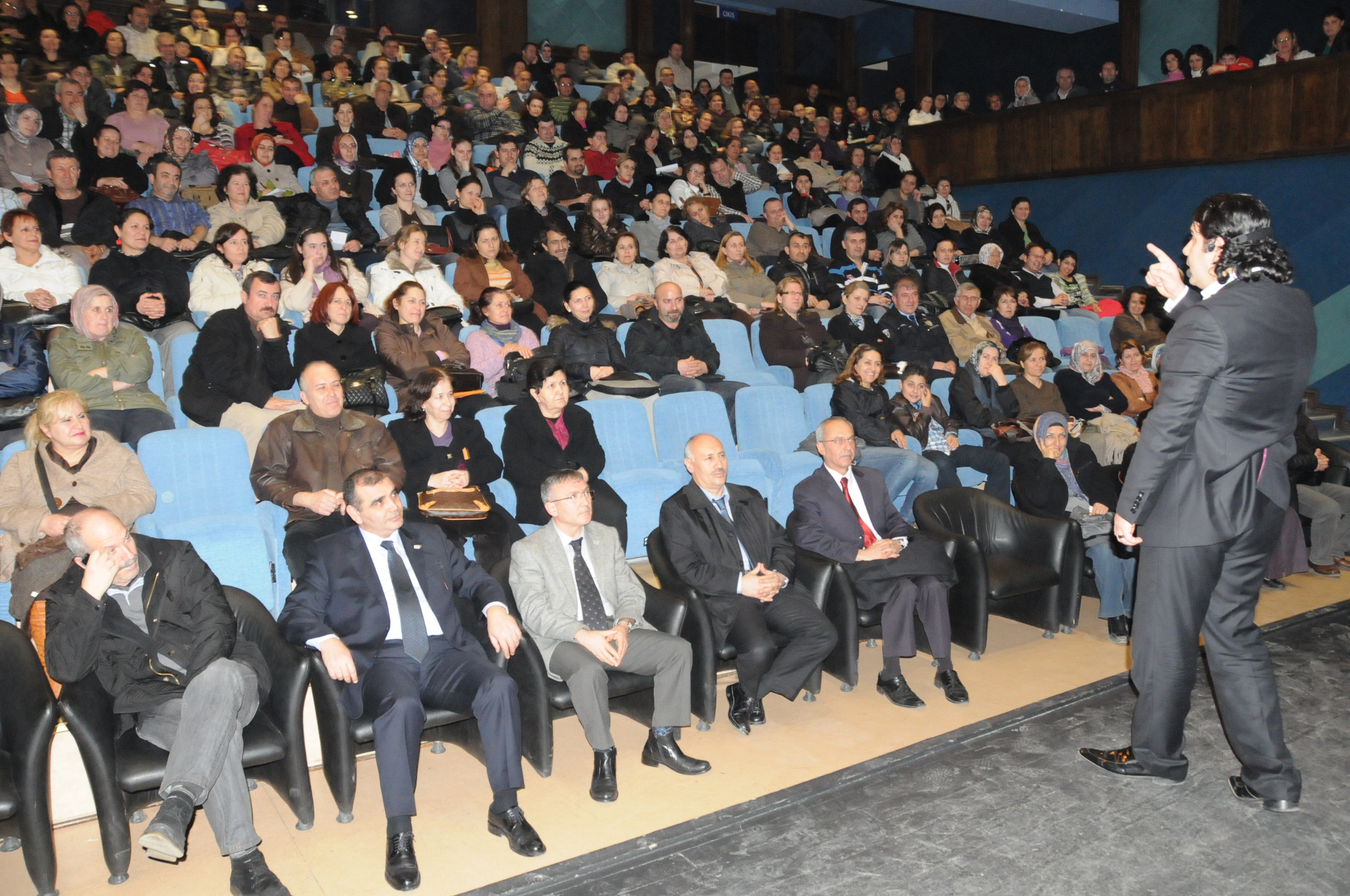 Ergenlik Sorunlar� Sempozyumuna Yo�un �lgi 