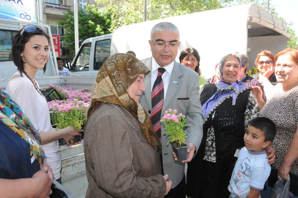 Ba�kan Baysan �evre Haftas�nda �i�ek Da��tt�