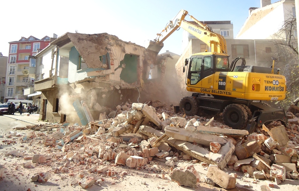 Tehlike Sa�an Metruk Binalar Y�k�l�yor