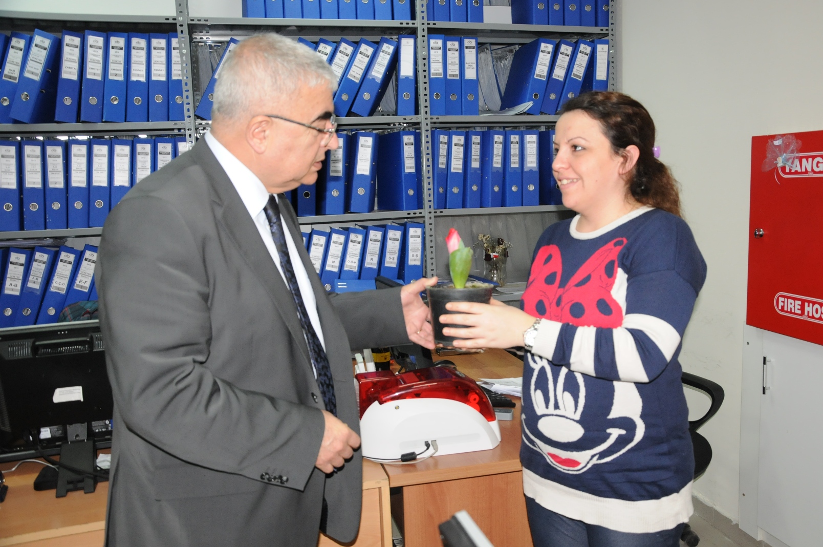Ba�kan Baysan Kad�nlar G�n� M�nasebetiyle �i�ek Da��tt�