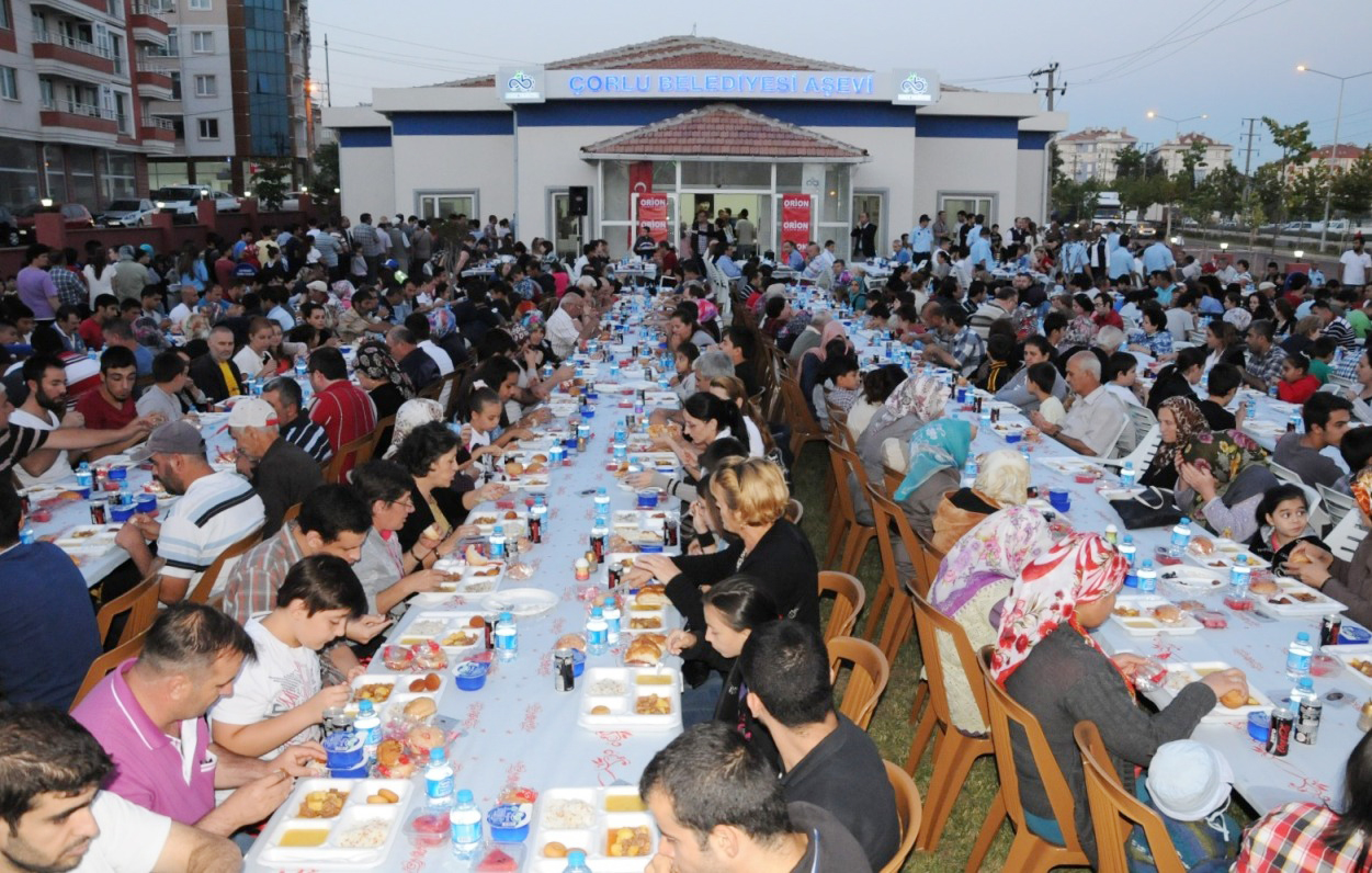 Aevinde ftar Yemekleri Devam Ediyor