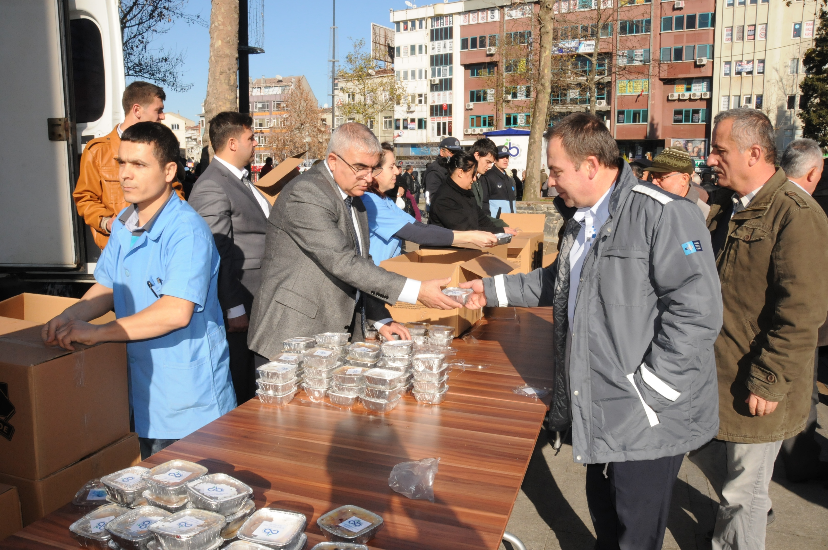 Belediyemiz Atat�rk Meydan�nda A�ure Da��tt�