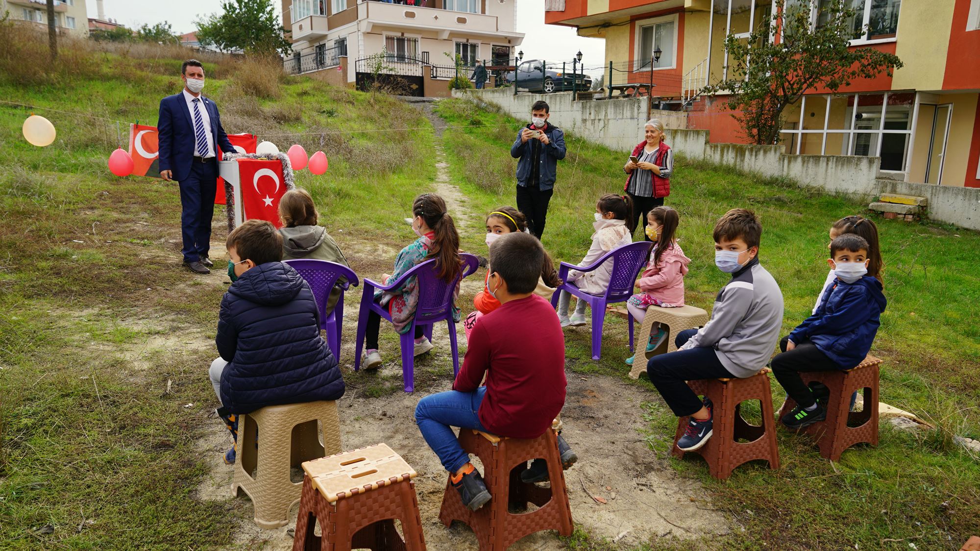 Bakan Sarkurt Cumhuriyet ocuklaryla Bir Arada