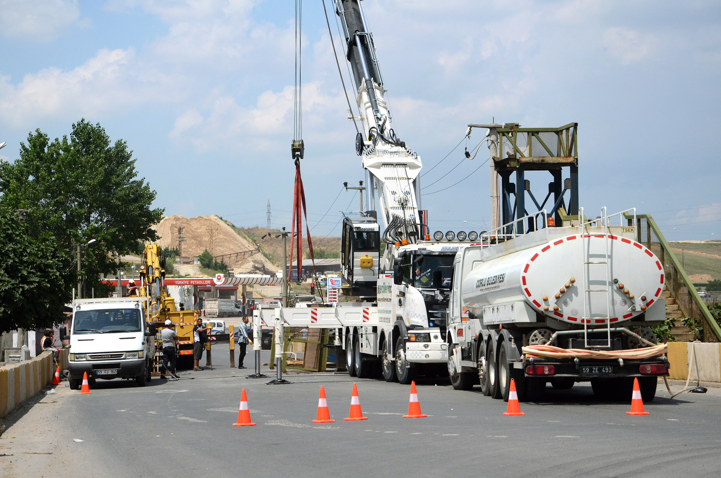 Fatih Caddesi�ndeki �st Ge�it Kald�r�ld�