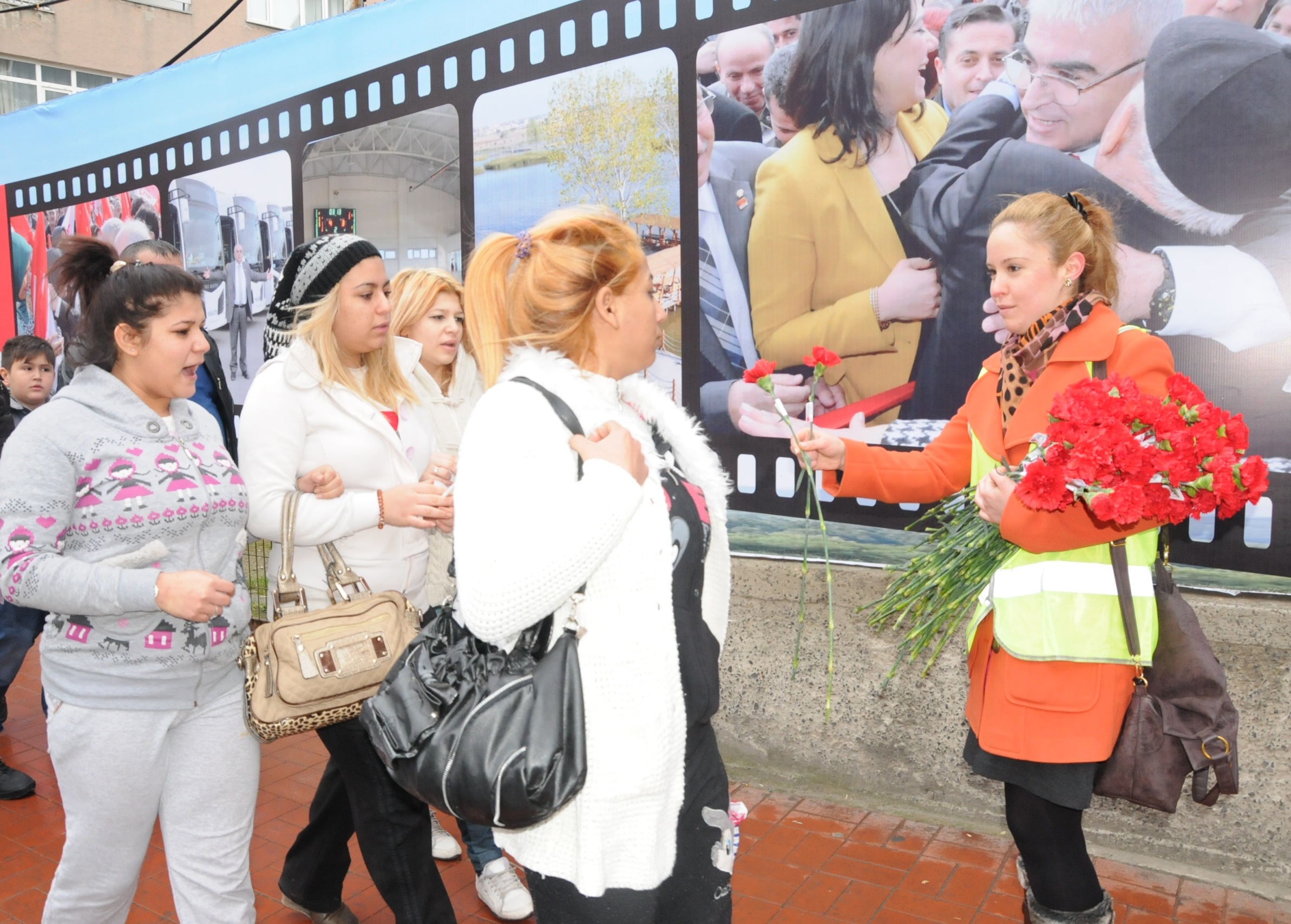 Belediyemiz Kad�nlar G�n�nde �i�ek Da��tt�