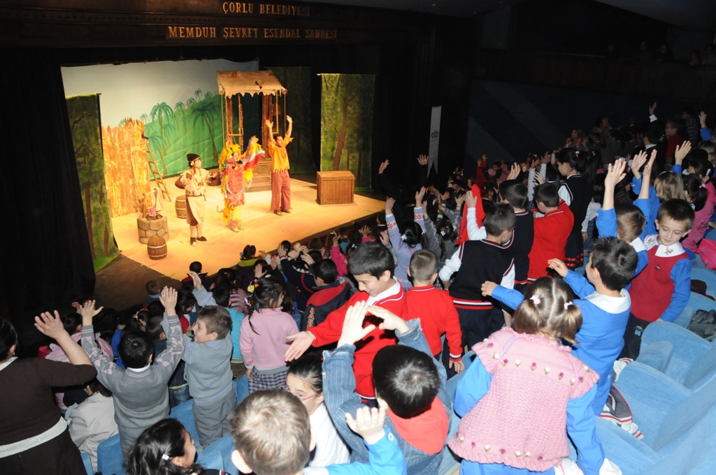 Robinson ve Cuma �ocuk Oyunu Sahnelendi