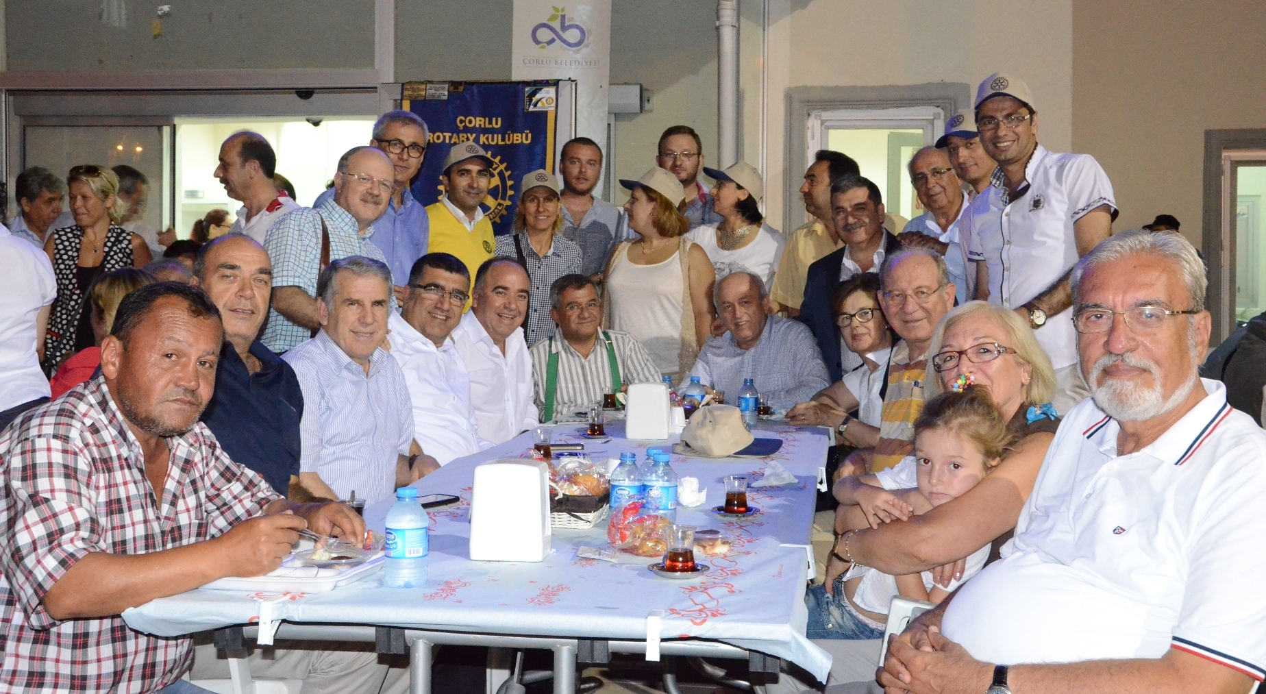 Lions ve Rotary Kulpleri Aevinde ftar Yemei Verdi