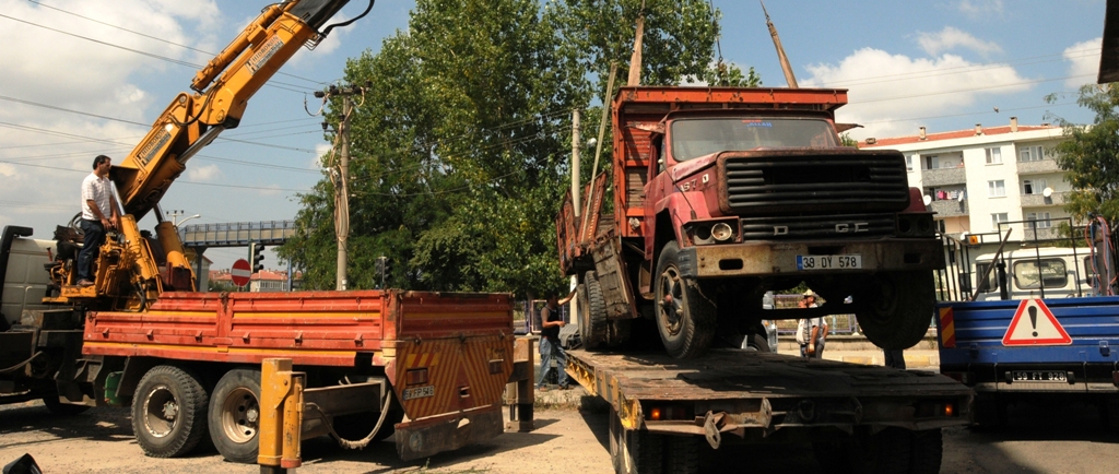 Zab�ta Sahipsiz Hurda Ara�lar� Topluyor