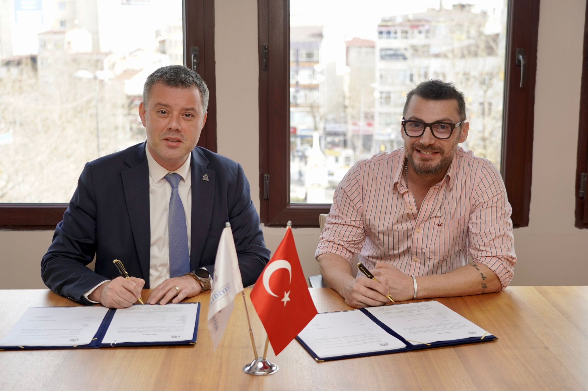 Arif �zt�rk Hat�ra Orman� ��in �mzalar At�ld�