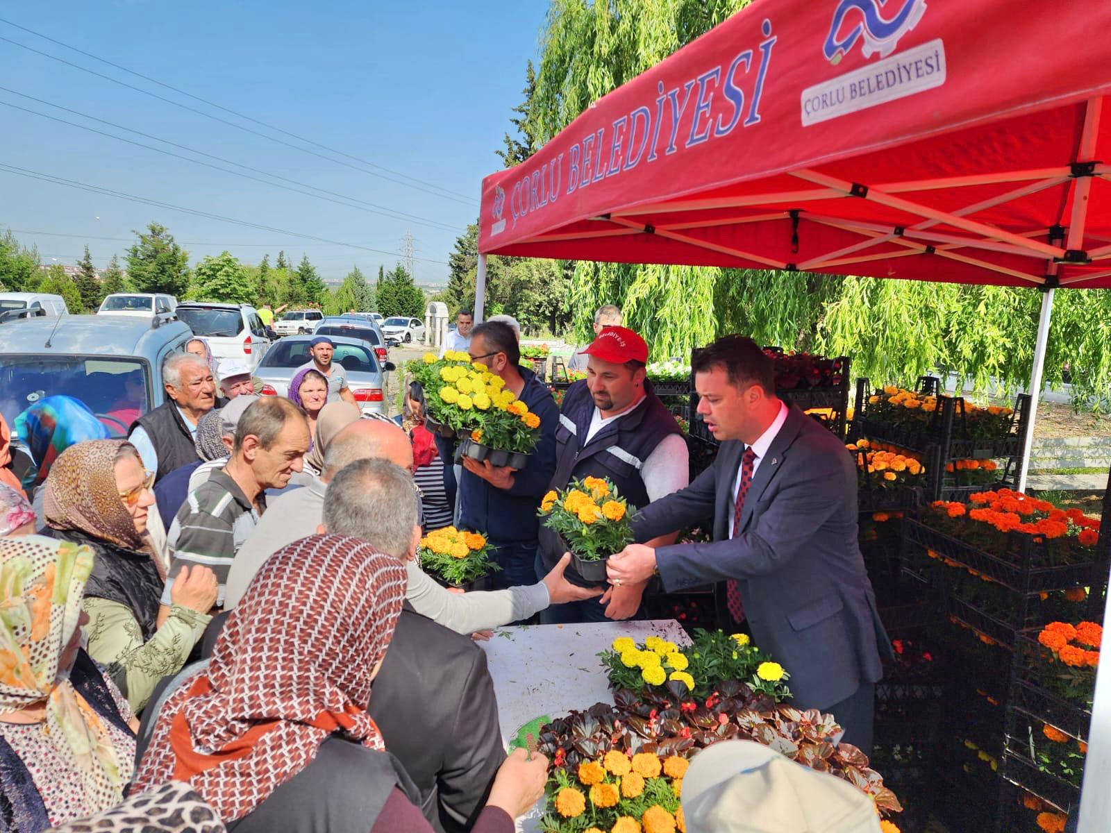 Belediye Seralar�nda Yeti�tirilen �i�ekler Vatanda�lara Da��t�ld�