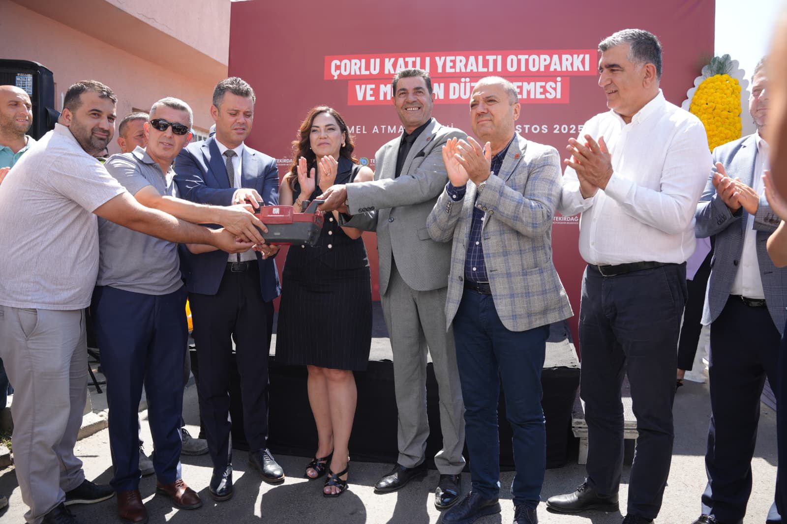 Bakan Sarkurt:  "Sadece Otopark Deil, Modern Bir Yaam Alan Kuruluyor"