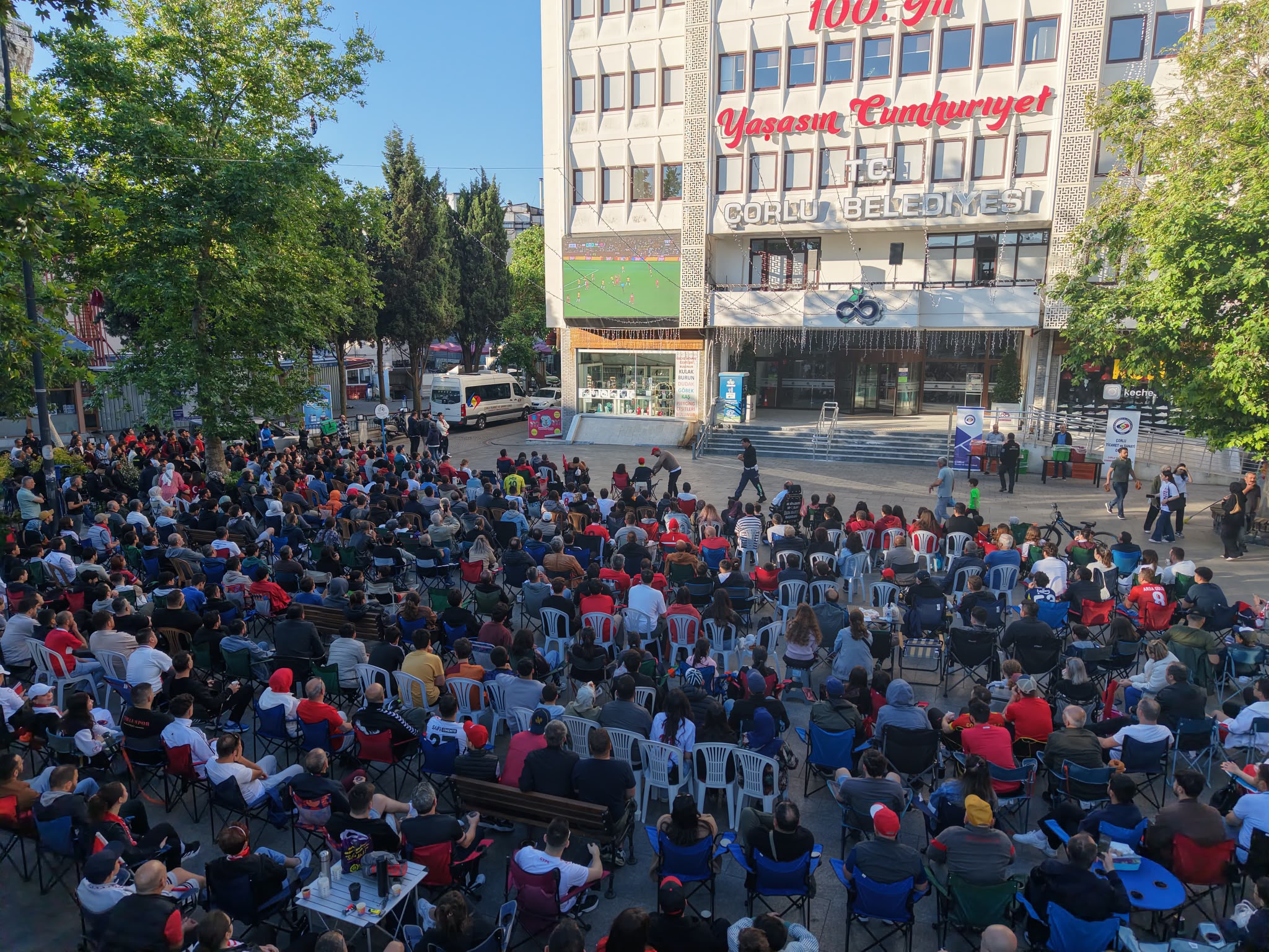 �orlu Cumhuriyet Meydan�`nda Mill� Tak�m ��in Tek Y�rek Oldu