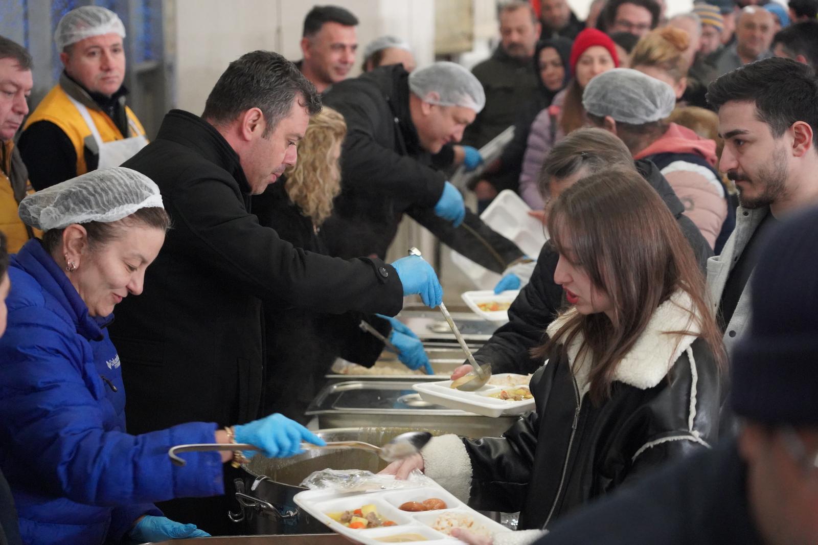 Ba�kan Sar�kurt`tan Ramazan Mesaj�: "Bereketi Ayn� Sofrada Payla�al�m"