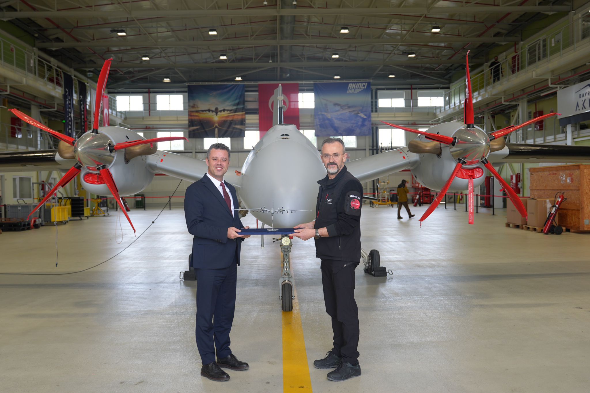 Ba�kan Sar�kurt`tan Baykar`a Ziyaret