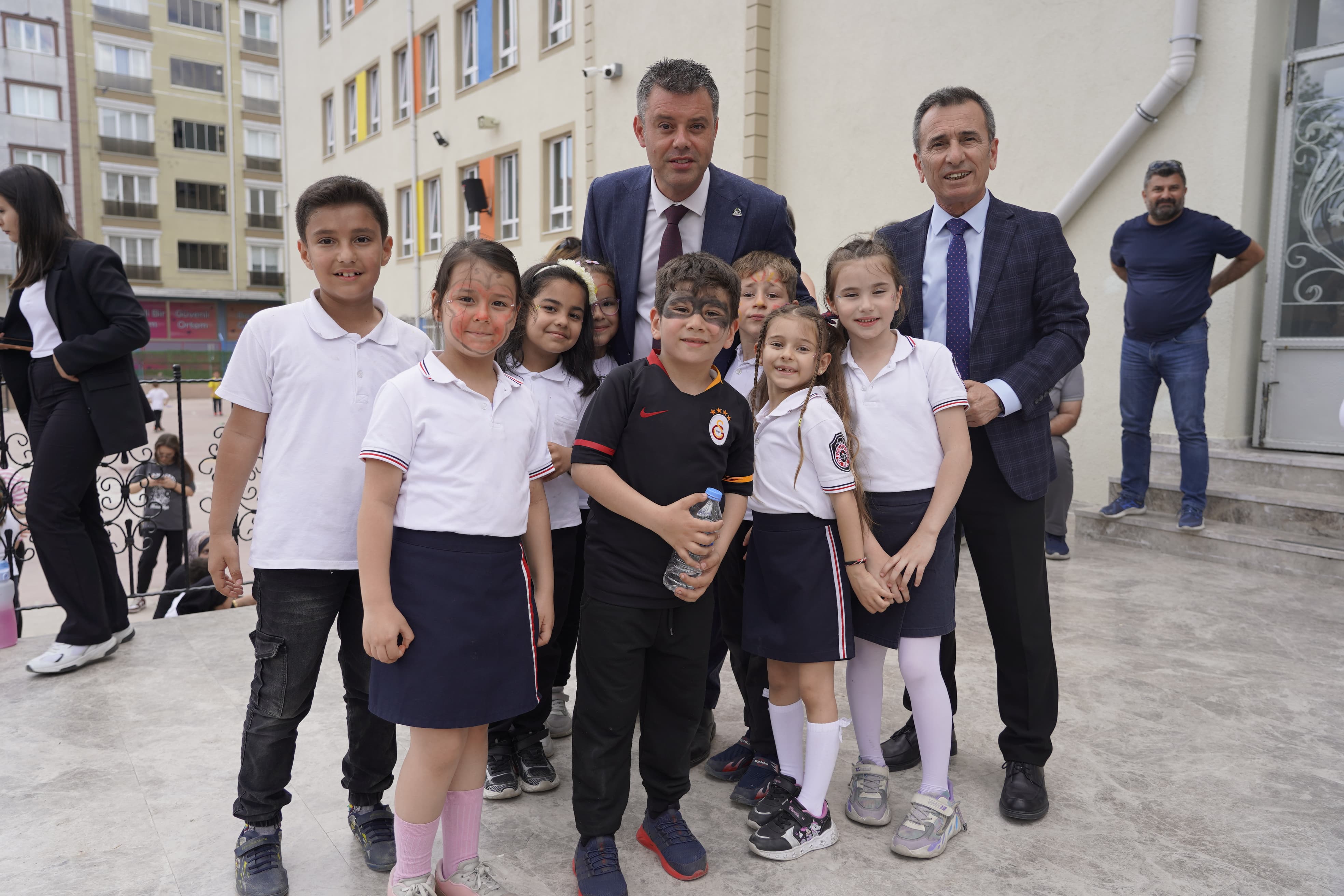 Bakan Sarkurt, Unilever- lkokulu Bahar Kermesine Katld