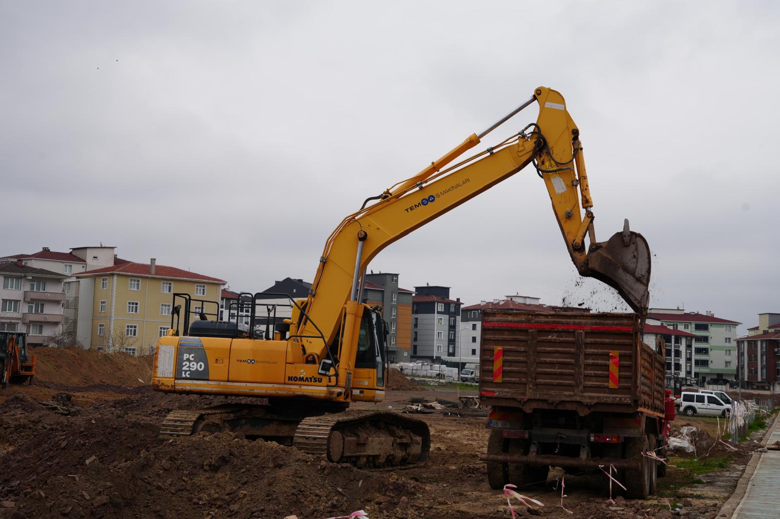 Pazartesi Pazar�`nda �lk Kazma Vuruldu