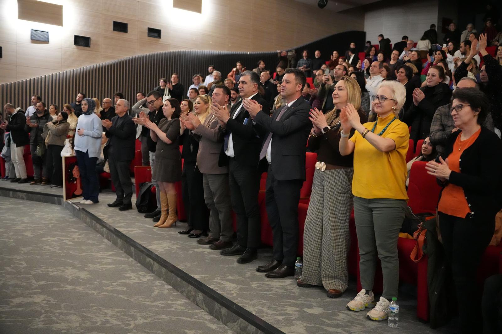 Sunay Ak�n "Memleket Kuma��" ile �orlu`yu B�y�ledi