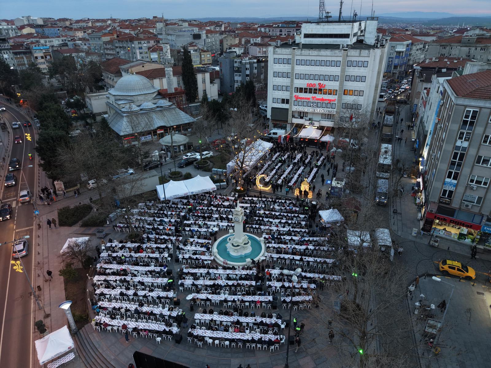 Binlerce �orlulu Cumhuriyet Meydan�`nda �ftarda Bulu�tu