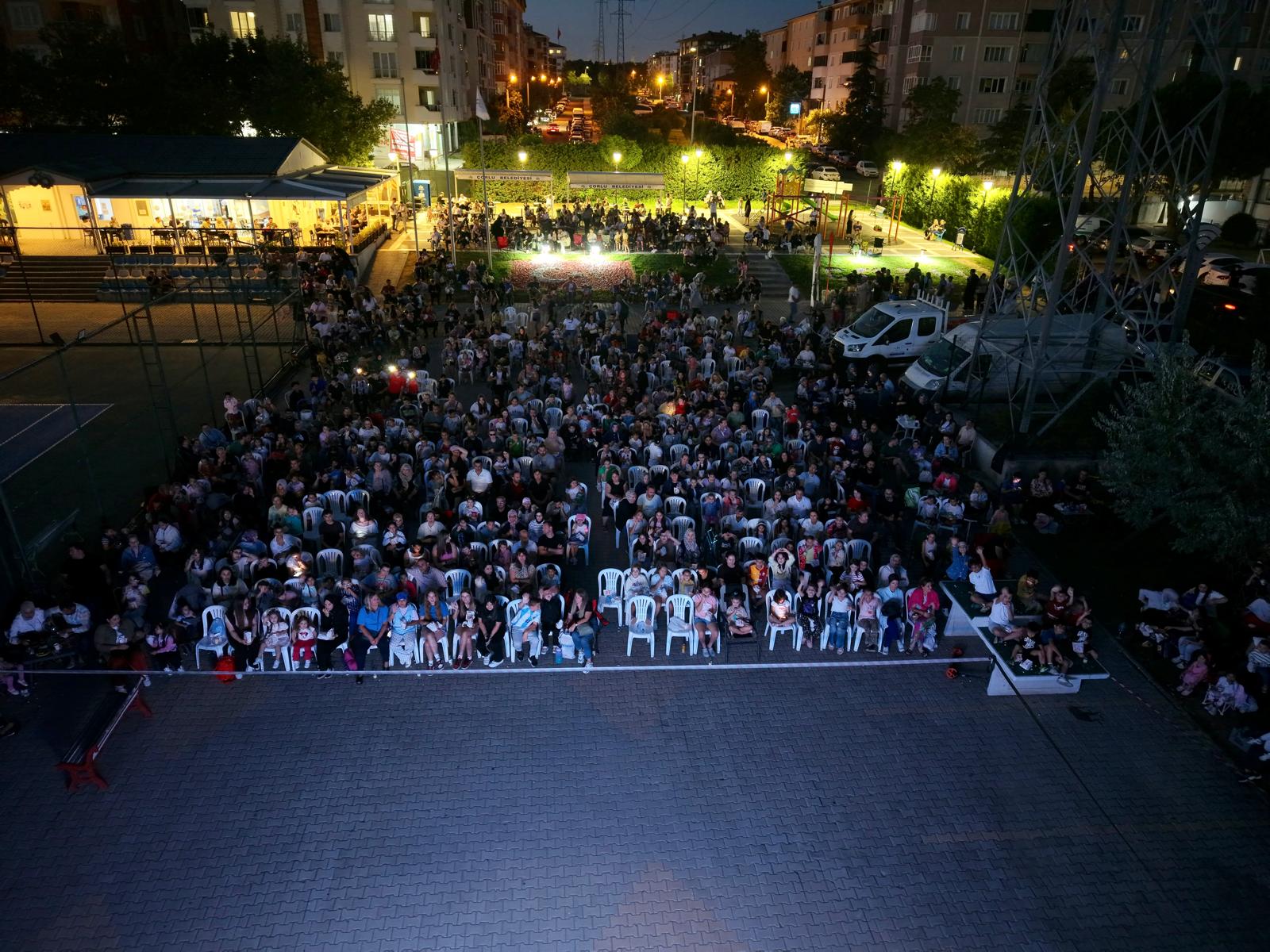 �orlu`da Y�ld�zlar Alt�nda Sinema Keyfi Devam Ediyor