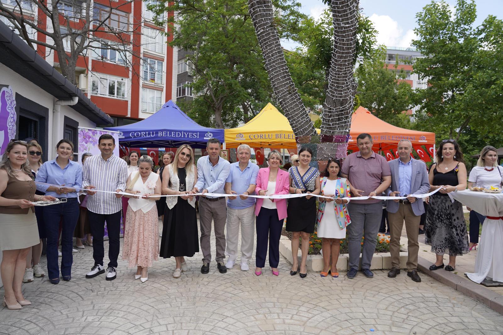 Bakan Sarkurt`tan Meneke Kadn Eitim Merkezi Sergisine Tam Destek