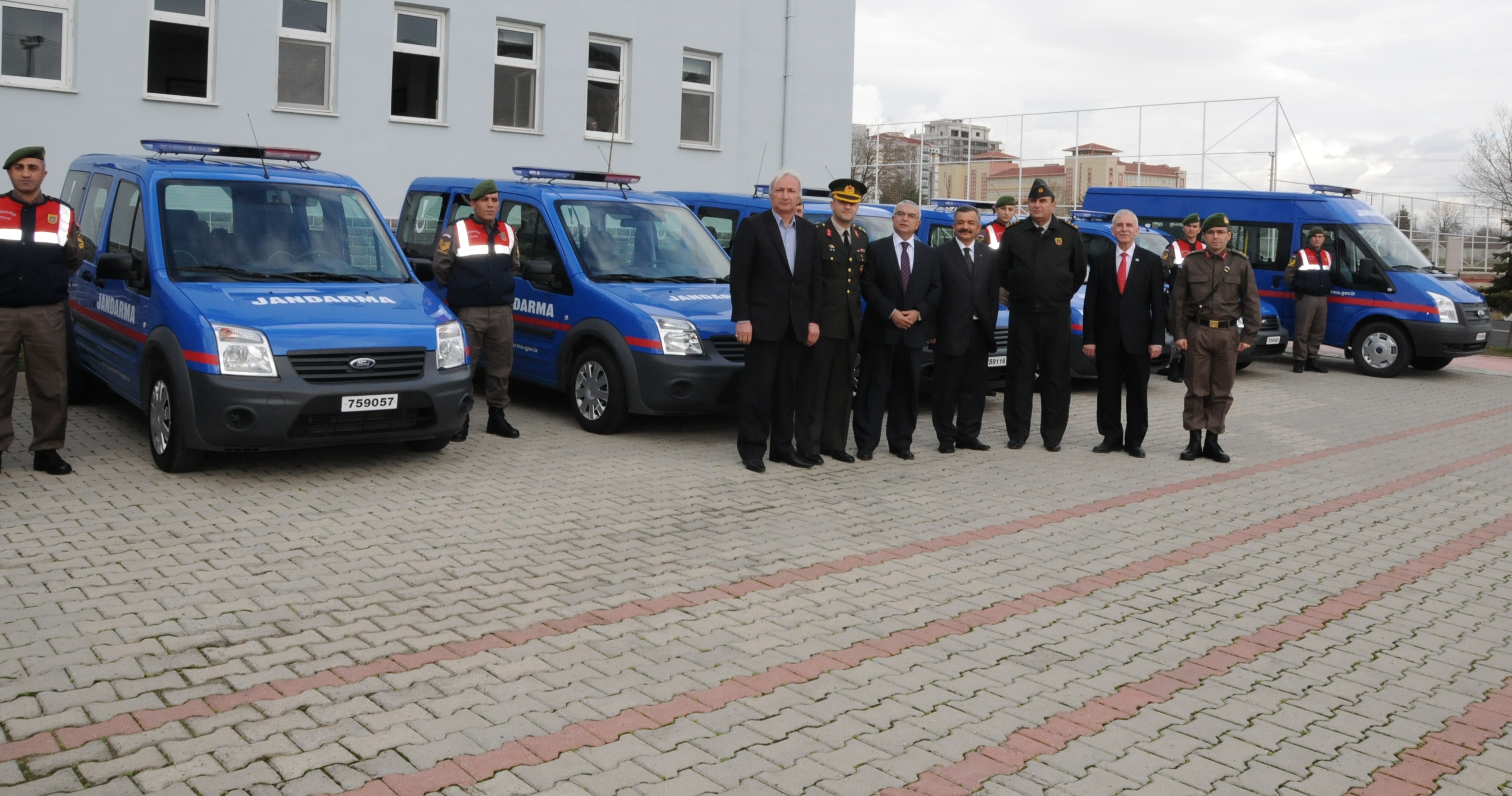 Belediyemiz �l�e Jandarma Komutanl����na 3 Ara� Hibe Etti