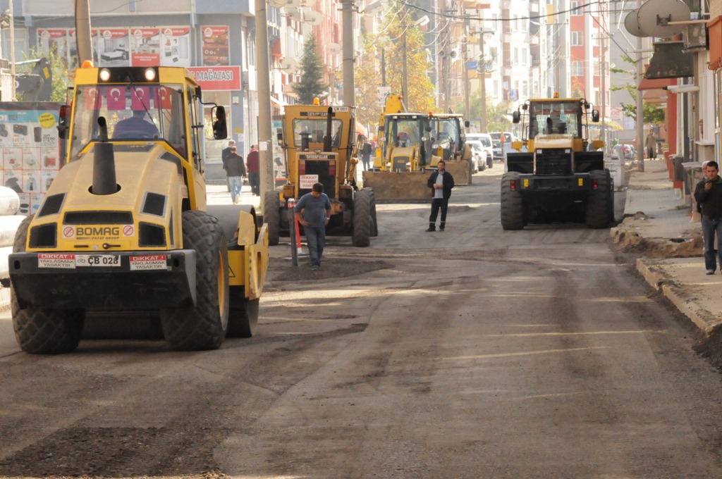 Mustafa Kemal Caddesi�ne M�c�r Ta�� Serildi