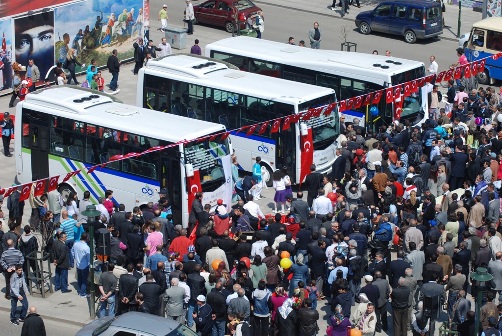 Halk�n Otob�sleri G�r�c�ye ��kt�
