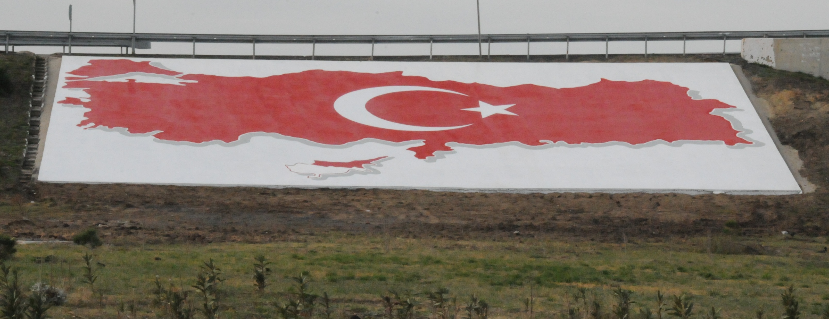 �stanbul Yolundaki T�rk Bayra�� Yenilendi