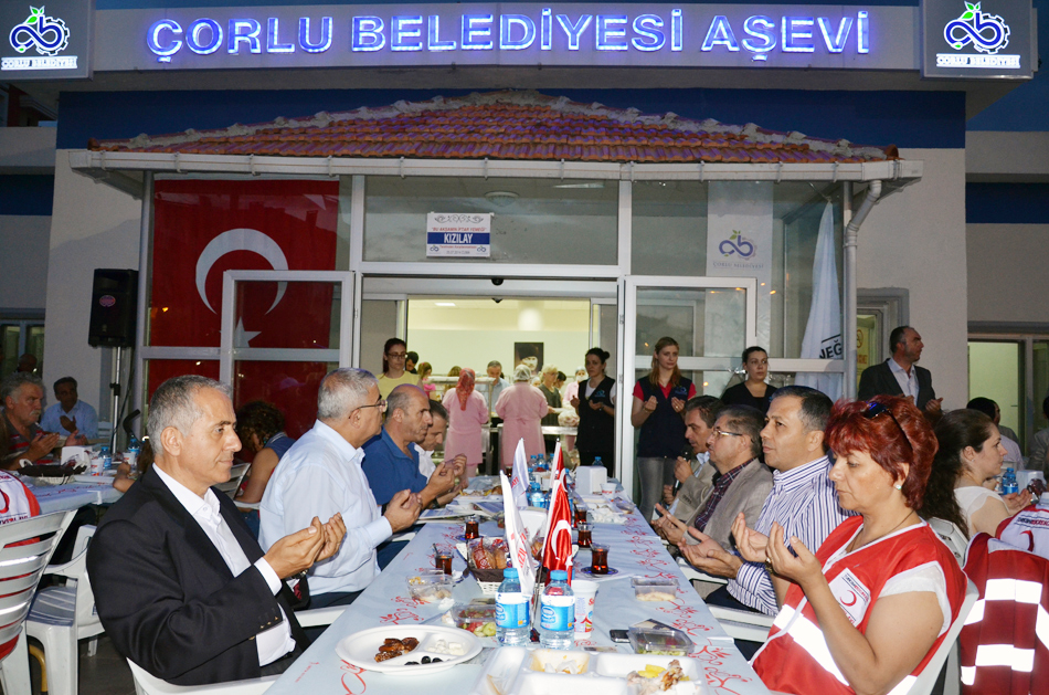 Vali Yerlikaya ve Kaymakam Doan Aevinde ftara Katld