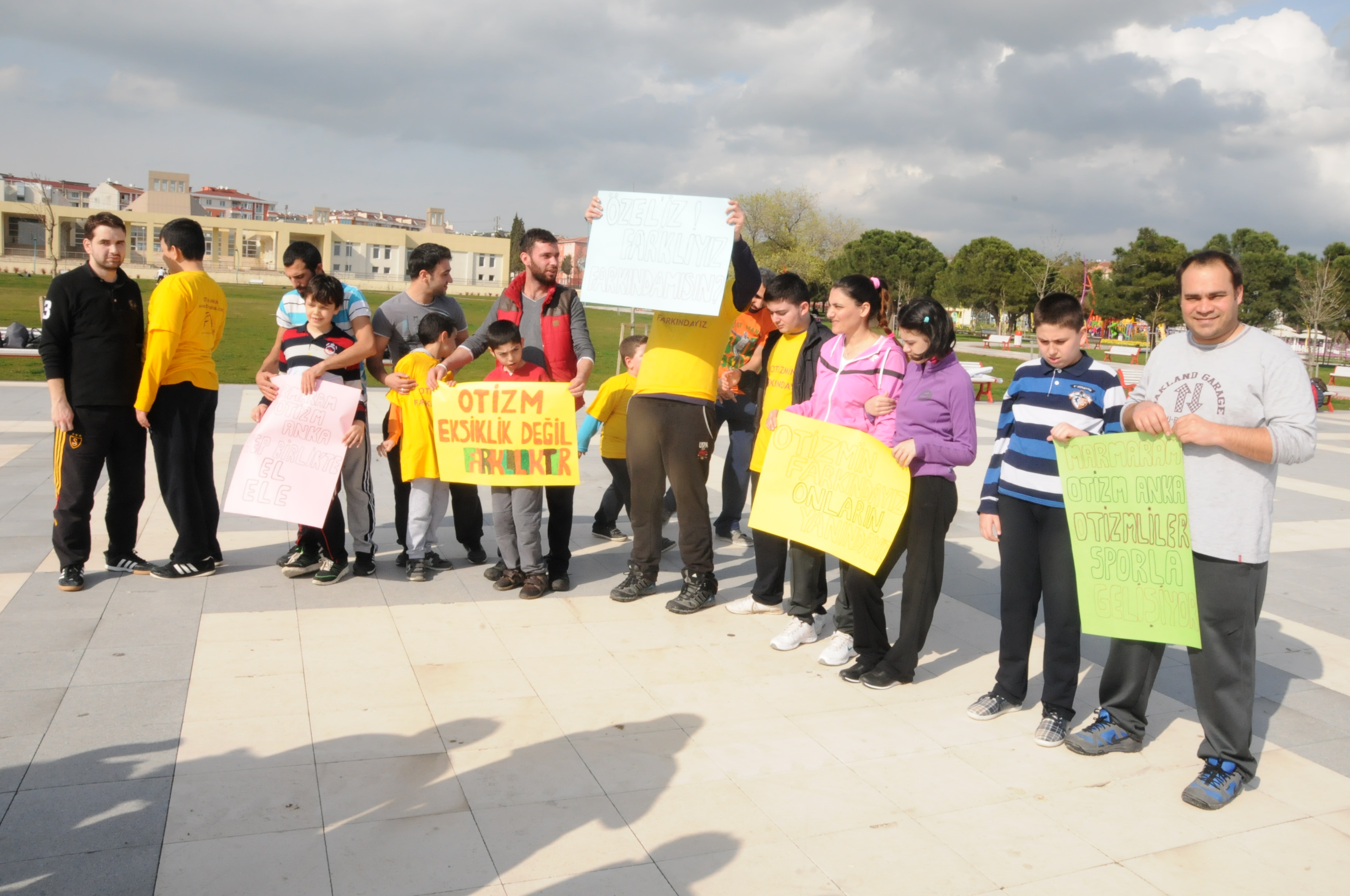 Otizm Fark�ndal�k G�n� Cumhuriyet Park��nda Kutland�