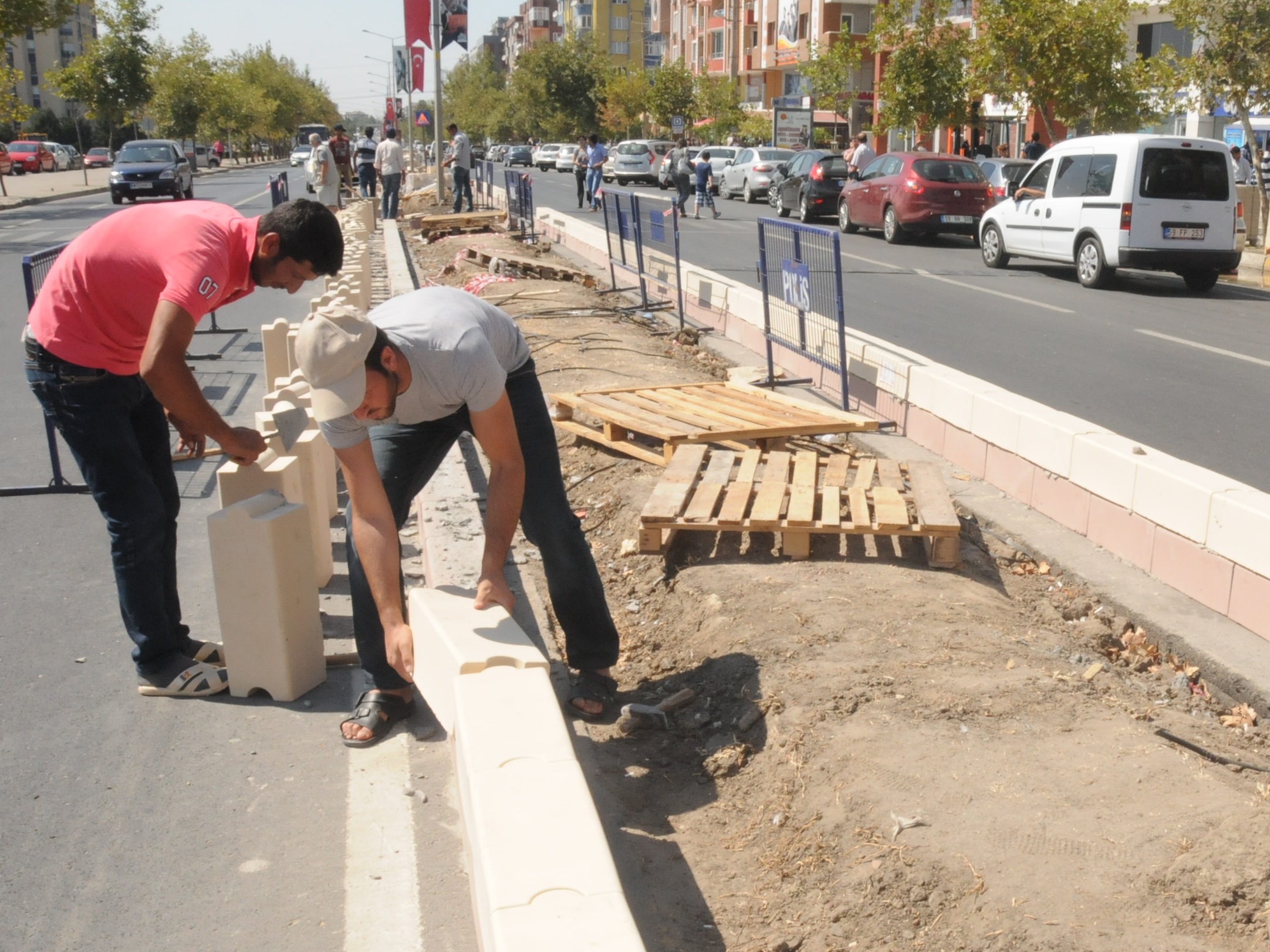 Omurtak Caddesinin Orta Refj Yenileniyor
