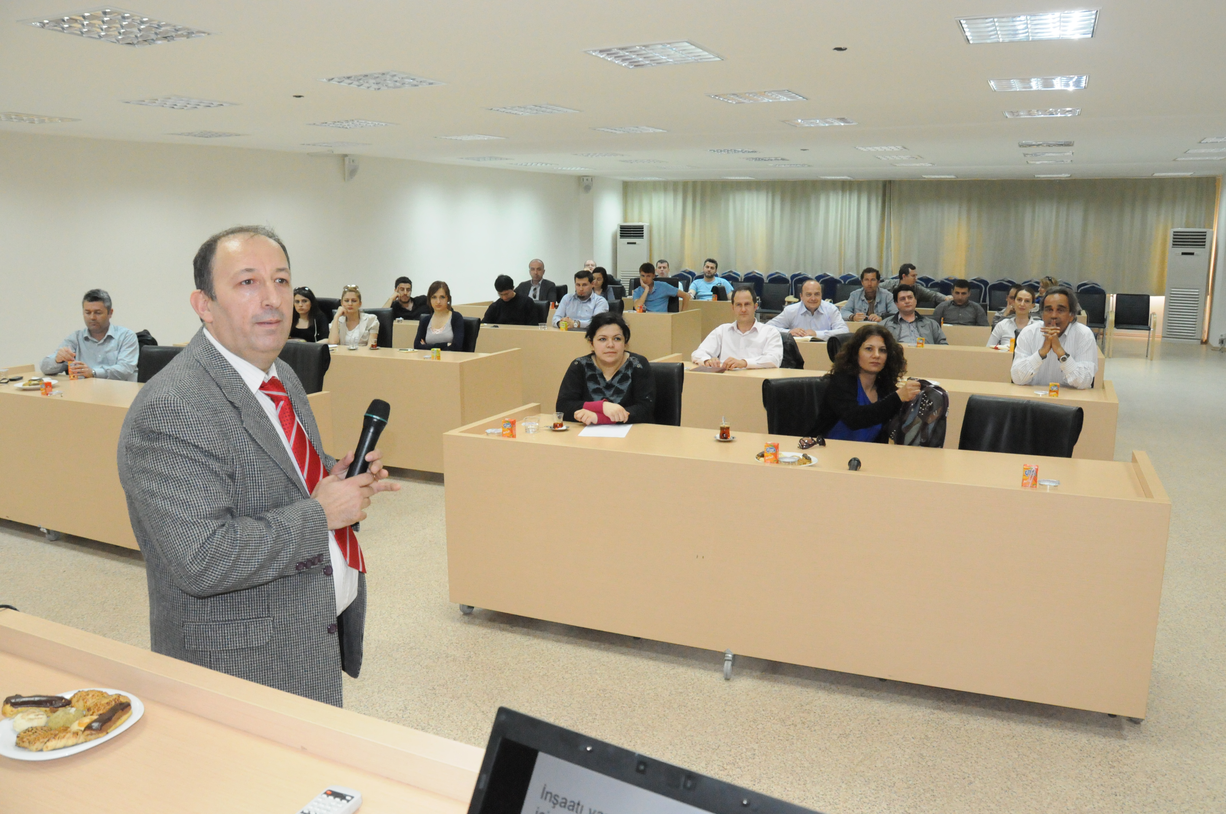 Deprem Dayan�kl� Binalar�n Yap�m� G�r���ld�