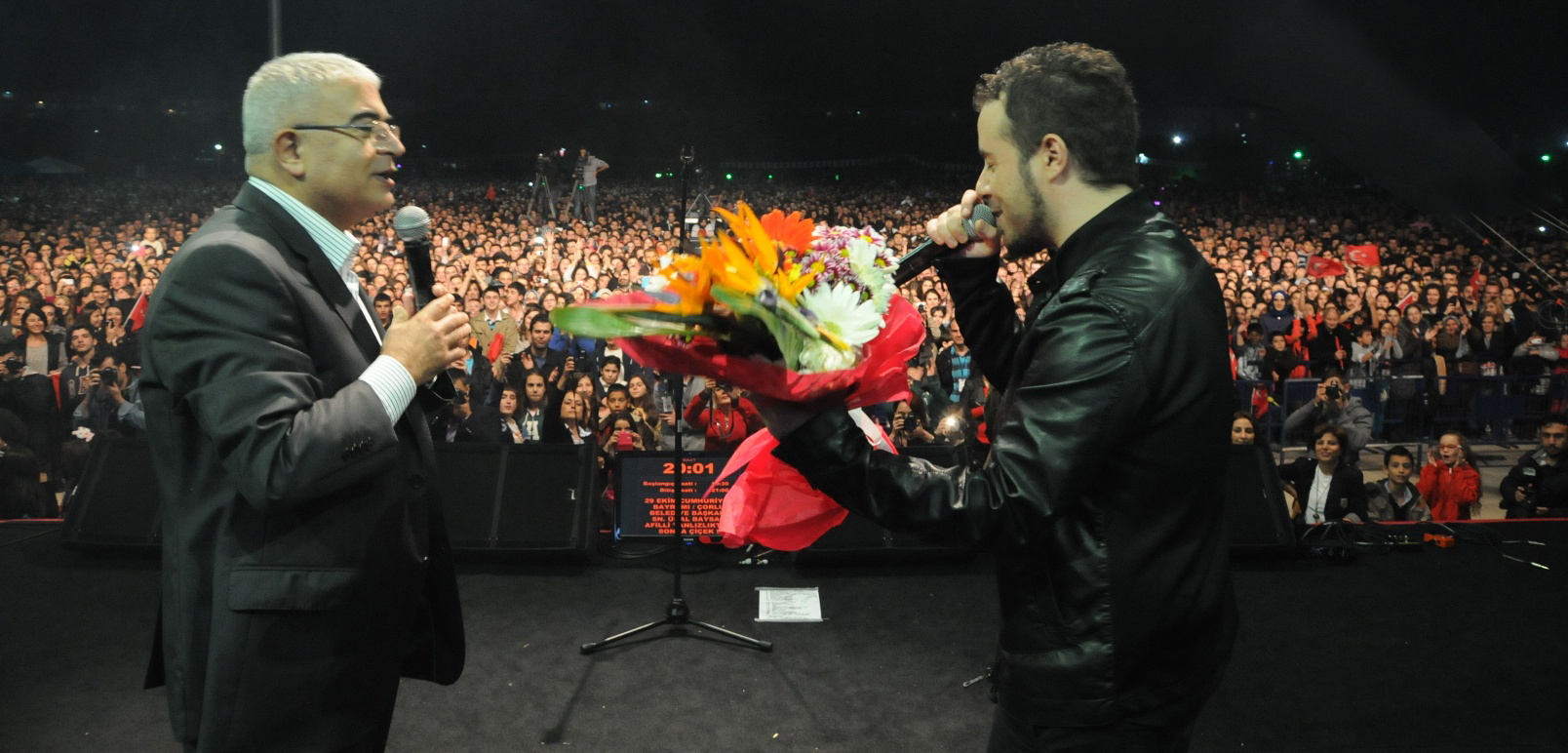 Cumhuriyet Konserinde Emre Aydn Sahne Ald