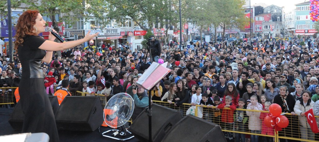 Cumhuriyet Konserinde Yonca Lodi Sahne Ald�