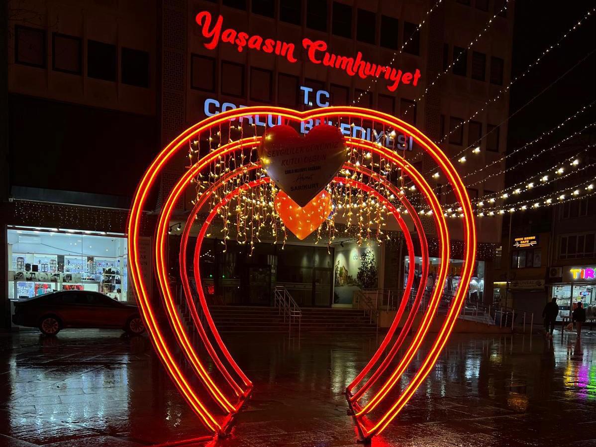 �orlu`nun Cadde ve Meydanlar� Sevgiyle Ayd�nlan�yor