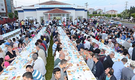 AEVݴNDE FTAR SOFRALARI KURULUYOR