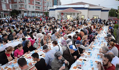 AEVNDE FTAR YEMEKLER DEVAM EDYOR
