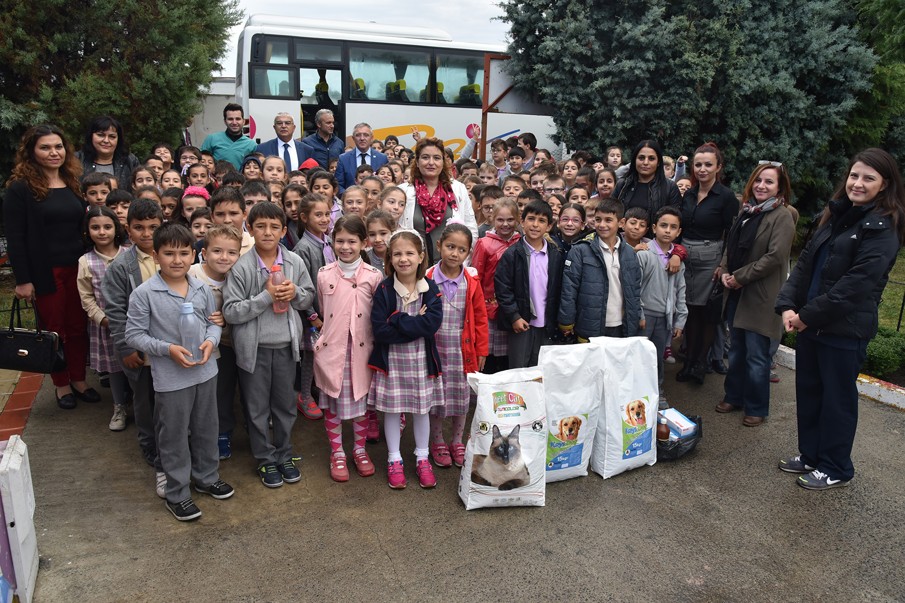 ��rencilerden Bar�nak Hayvanlar�na Yard�m