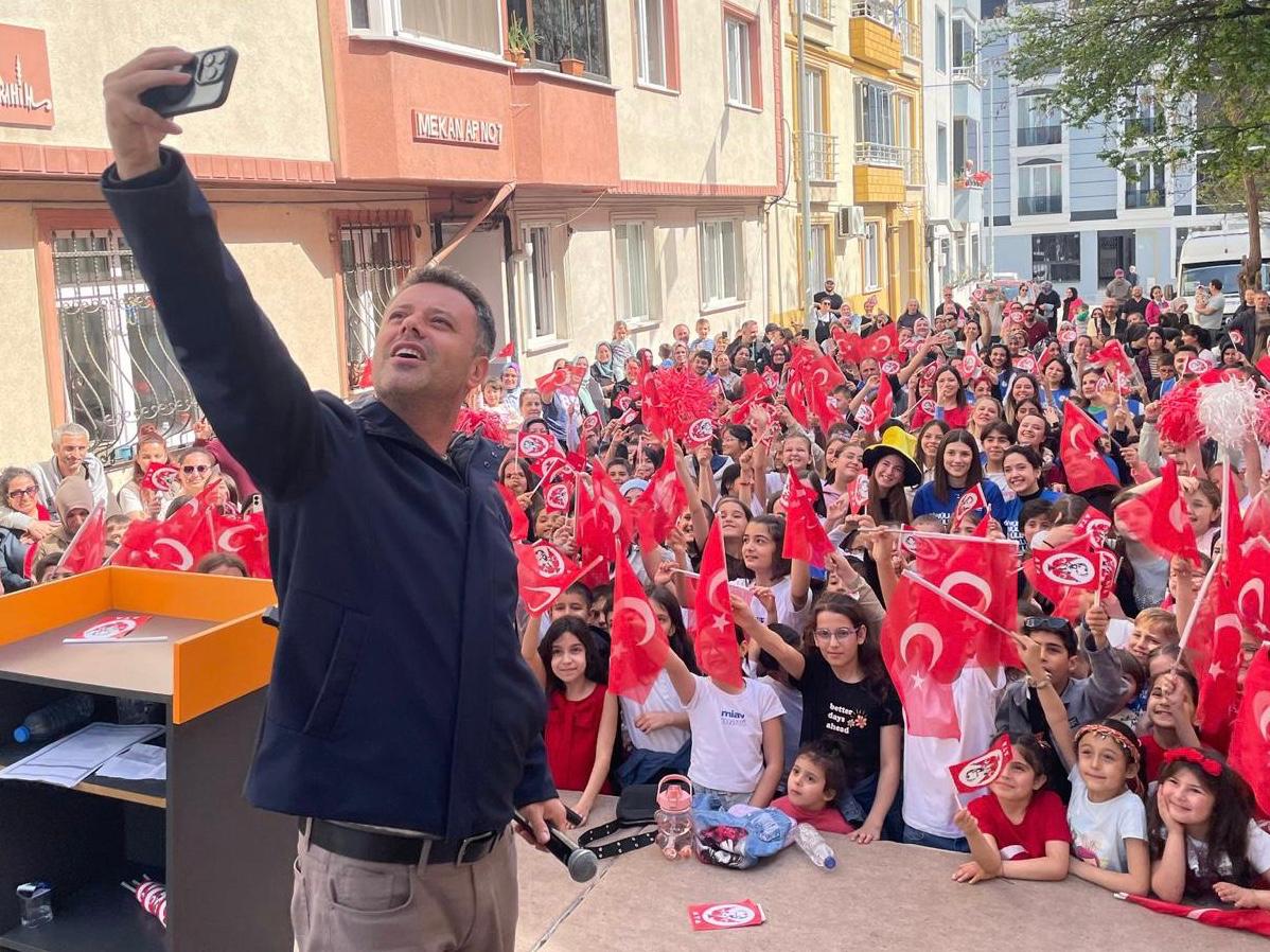 Bakan Sarkurt, ocuklarn 23 Nisan Sevincine Ortak Oldu