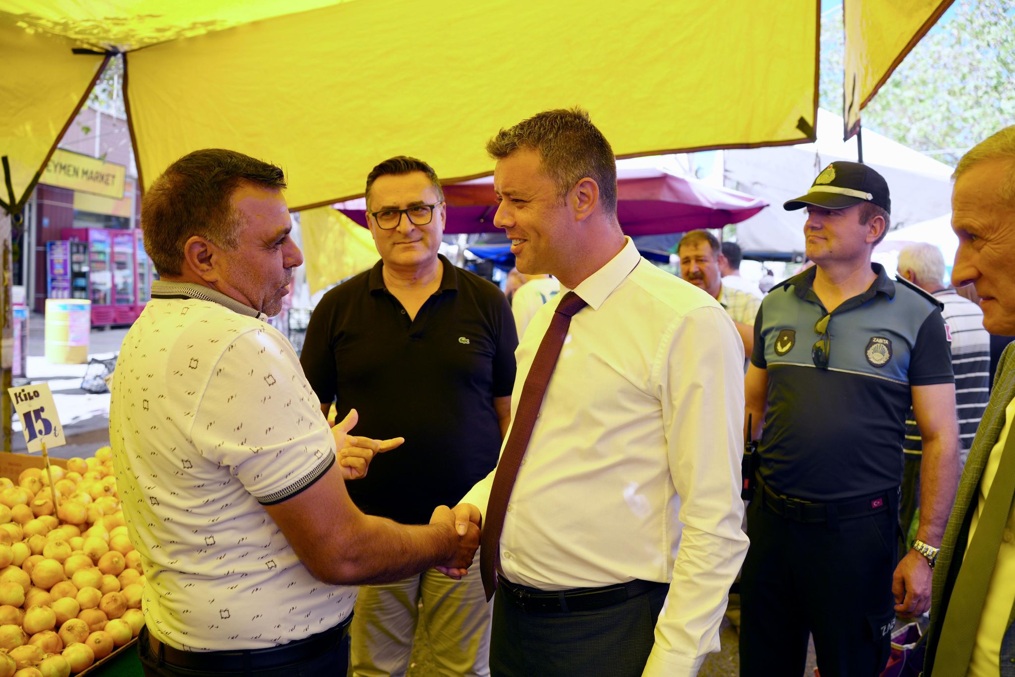 Bakan Sarkurt, Pazartesi Pazarnda Vatanda ve Esnafla Bulutu