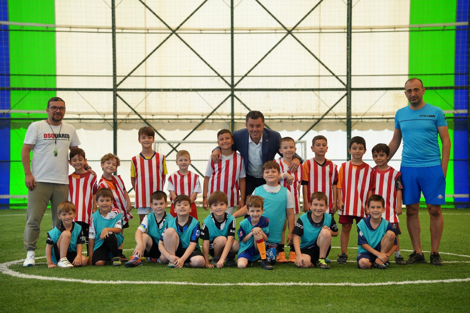 Bakan Sarkurt, Yaz Spor Okullarnn Futbol Kursunu Ziyaret Etti