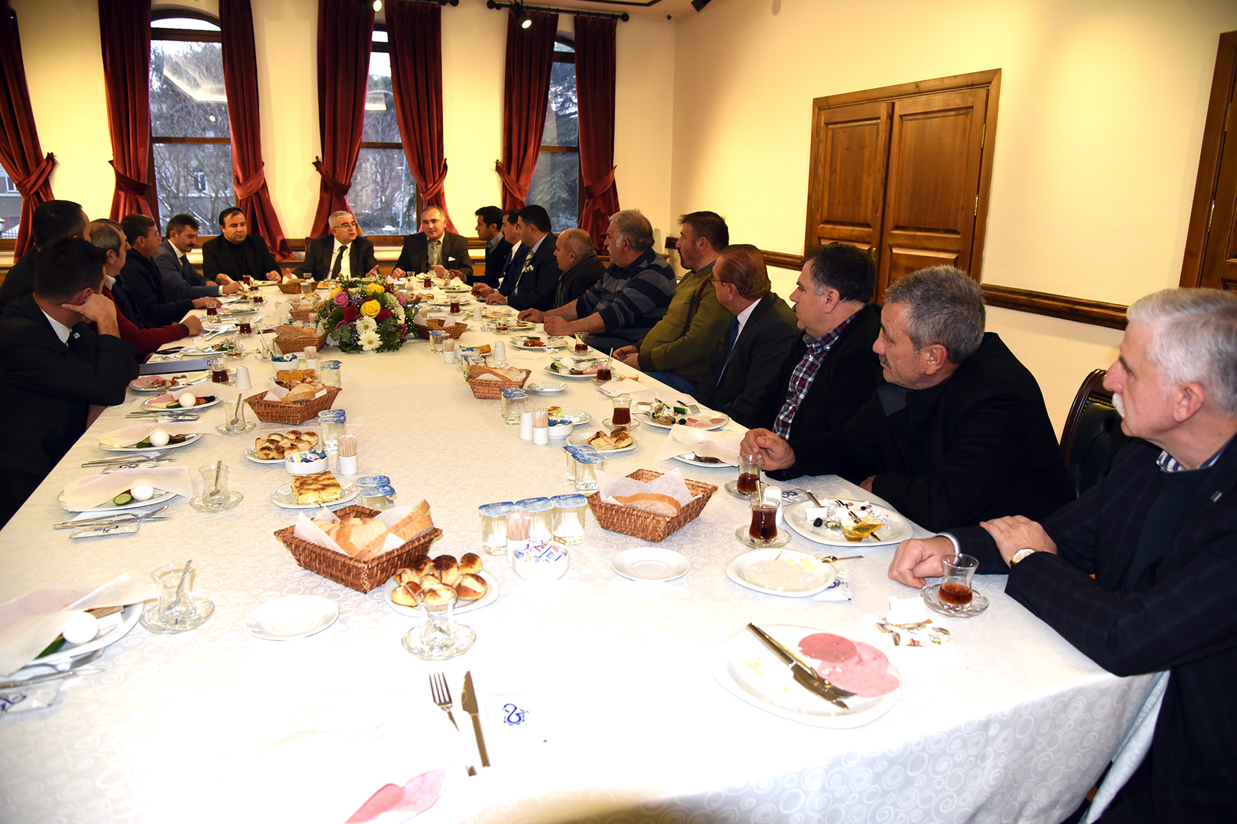 Ba�kan Baysan Hem�ehri Dernek Y�neticileri �le Bulu�tu