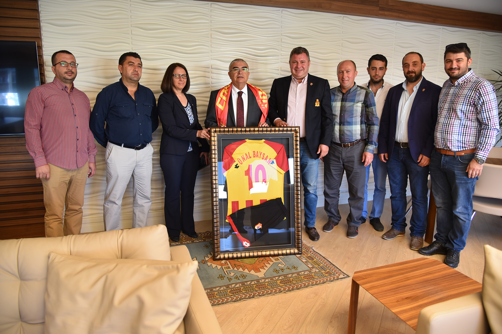 �orluspor 1947�den Ba�kan Baysan�a 10 Numara Hediye
