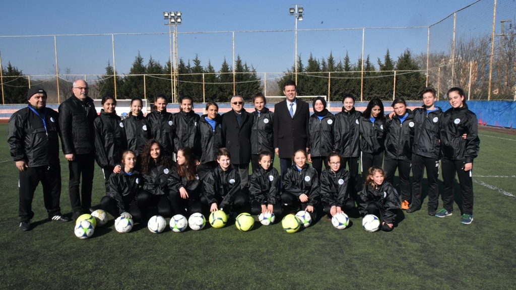 Başkan Sarıkurt´tan ÇBSK Kadın Futbol Takımına Ziyaret