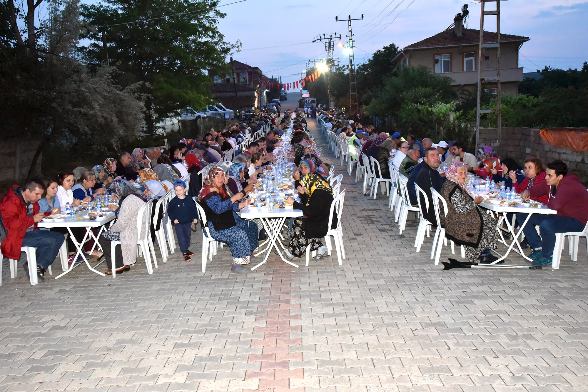 ftar Yemekleri Sarlar ve ahpaz Mahallelerinde Devam Etti
